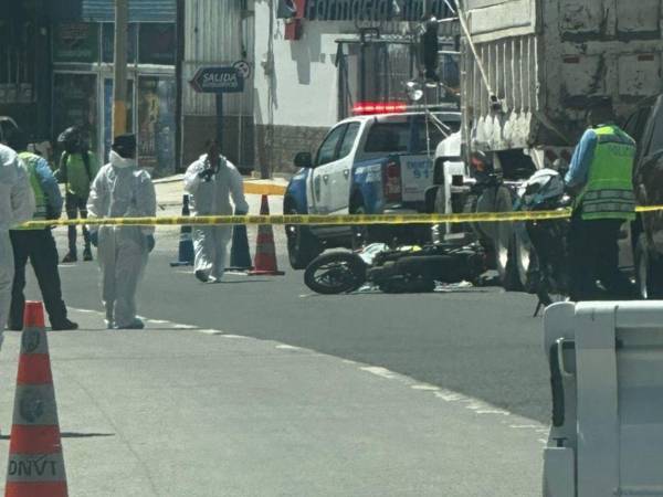 Miembros de Medicina Forense realizaron el levantamiento del cadáver.