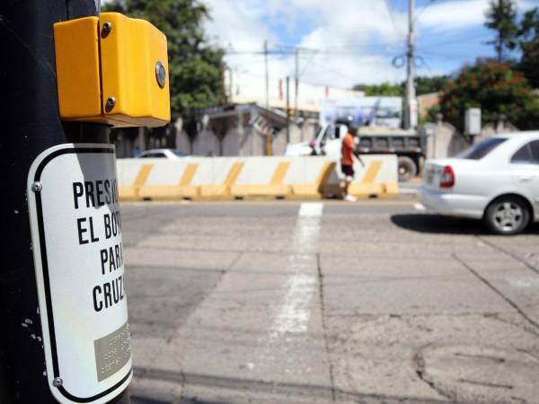 Sin uso se mantienen los semáforos originalmente pensados para mantener un balance vial en la capital.