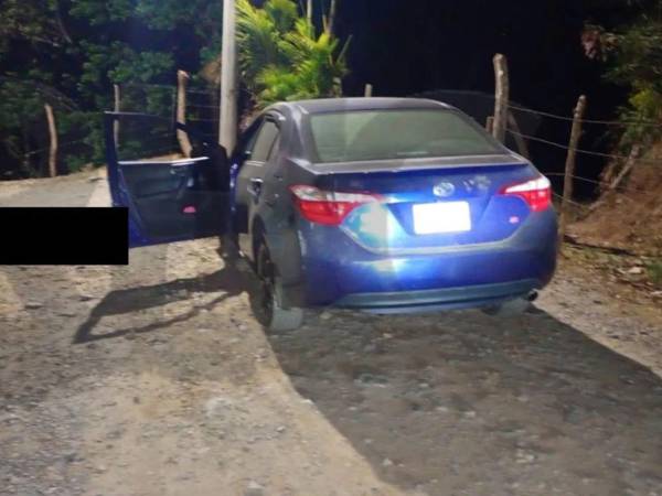 La víctima fue identificada como Kevin Chirino, quien quedó sin vida a unos metros de este vehículo.