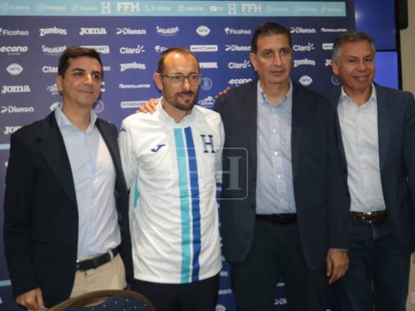 <b>Dani Cancela estuvo acompañado de las máximas autoridades del fútbol hondureño. </b>