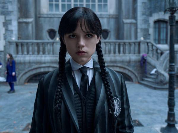 Tras alcanzar el reconocimiento internacional con la serie de Netflix Merlina, dirigida por Tim Burton, Jenna Ortega pausará su trabajo en proyectos de televisión, por lo que la tercera temporada de la serie cerrará ese ciclo por tiempo indefinido.