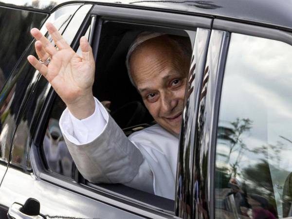 Tras superar la etapa más delicada de su operación por un adenocarcinoma pulmonar, el papa permanecerá en el Palacio Apostólico y retomará sus compromisos de forma gradual.