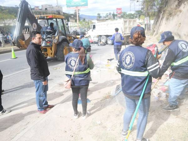 Cuadrillas municipales realizan labores intensivas de limpieza en el anillo periférico, a la altura del sector de La Cañada, como parte de los operativos especiales impulsados por la Alcaldía del Distrito Central durante el fin de semana.