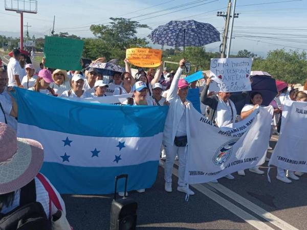 Las protestas de las y los enfermeros se realizaron en los 18 departamentos del país y continuarán este martes, aseguraron.