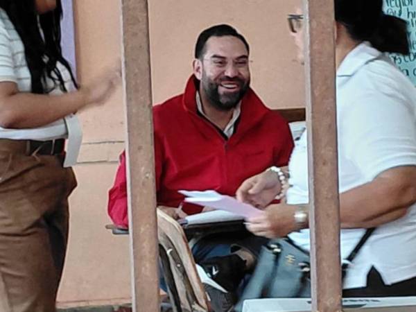 Jorge Cálix fue captado en una mesa durante las elecciones generales 2025.