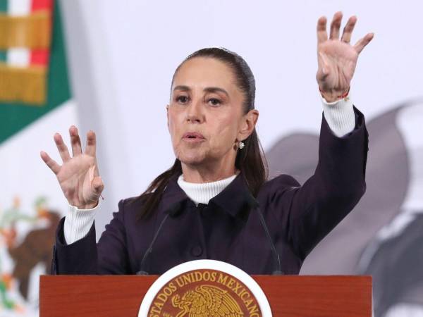 La presidenta de México, Claudia Sheinbaum, habla durante una rueda de prensa este miércoles, en Palacio Nacional de la Ciudad de México (México).
