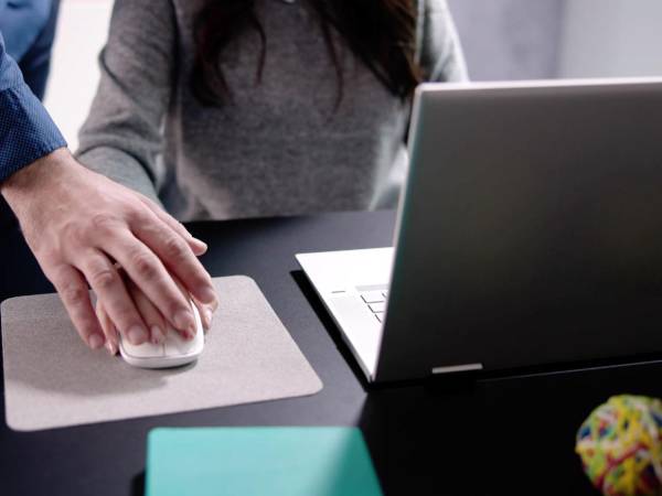 Un profesor de secundaria fue denunciado por presunto acoso hacia una alumna de 14 años, luego de que se difundieran en redes sociales mensajes y videos que evidenciarían conductas inapropiadas, generando indignación en la comunidad educativa.