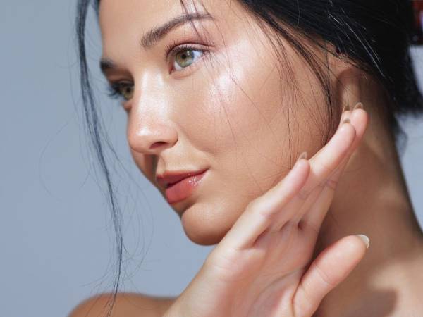 Más allá de las rutinas, es importante que beba suficiente agua para que las células cutáneas recuperen su capacidad de retener humedad y elasticidad.