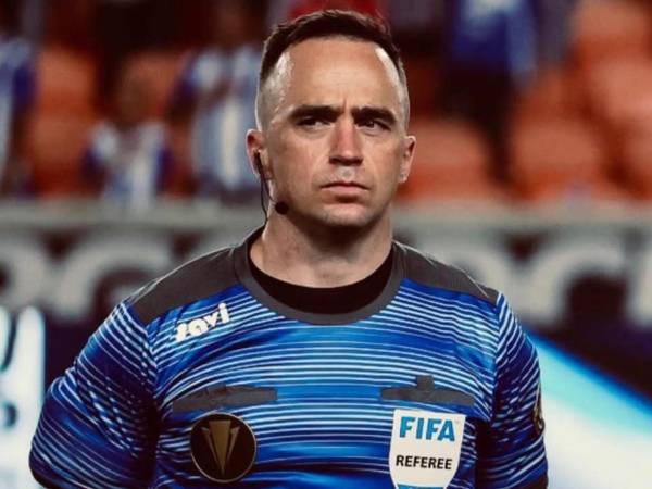 El árbitro encargado de dirigir el partido de Haití ante Honduras en Curazao.