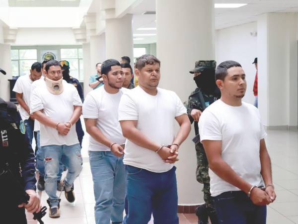 Los seis supuestos integrantes del cartel del Atlántico al presentarse a la audiencia en los juzgados sampedranos.