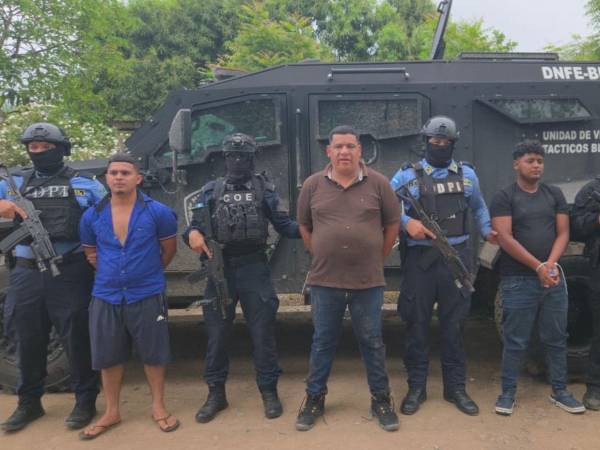 Los tres hombres fueron fuertemente custodiados por elementos policiales. Yorlin Figueroa, Denis Borjas, El Patrón (camisa café) y Darwin Murillo.