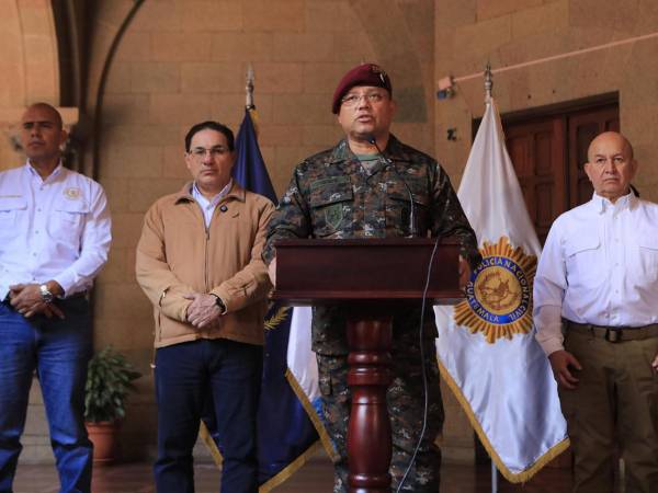 El ministro de la Defensa, Henry Saenz hablando junto al viceministro de gobernación, Víctor Cruz; el ministro del Interior, Marco Antonio Villeda; y el viceministro de Gobernación, Estuardo Solorzano, durante una rueda de prensa.