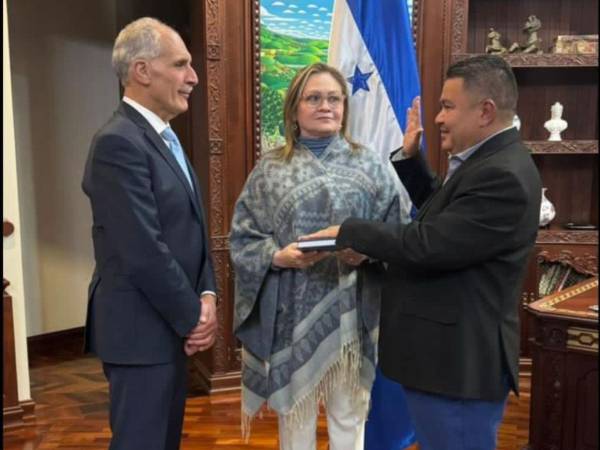 El presidente Nasry Asfura juramentó a Bladimir Baca como subsecretario de Comunicaciones.