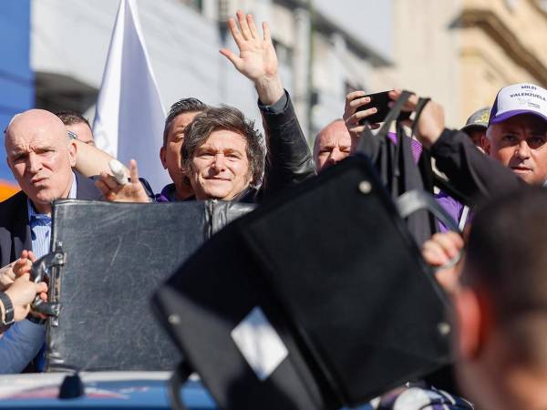 El presidente argentino, Javier Milei, se refirió este jueves a la agresión que sufrió el miércoles durante un acto electoral en la provincia de Buenos Aires y dijo que el lanzamiento de piedras y otros objetos hacia él por parte de manifestantes fue emocionante porque demuestra la desesperación de la oposición. Aquí el