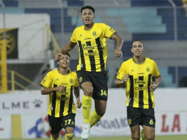 Jack Jean-Baptiste anotó el primer gol del Real España ante el Victoria.