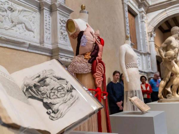 El Met desafía los cánones de belleza y explora vulnerabilidad humana a través del diseño.