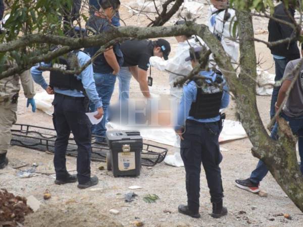 Entre la maleza y con múltiples heridas provocadas por arma de fuego fueron encontrados los cuerpos de dos personas en la colonia 14 de Enero, en Comayagüela, un crimen que mantiene bajo investigación a las autoridades policiales y fiscales.