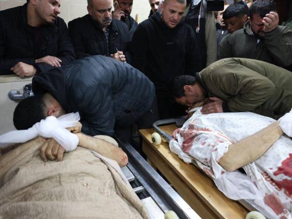 Los familiares de los dos hermanos palestinos muertos en un ataque de colonos israelíes lloraron este lunes su muerte. Aquí las dolorosas imágenes del hecho.