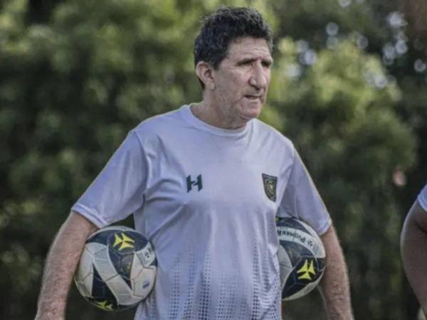 Héctor Vargas durante su etapa como entrenador del FC Leones.