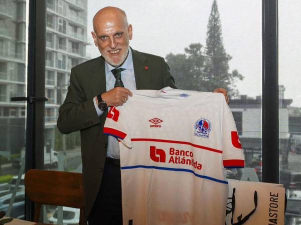 Javier Tebas posando con la camiseta del Olimpia.