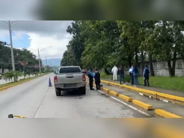 El cadáver del hombre estaba dentro de la cuneta que estaba llena de agua.