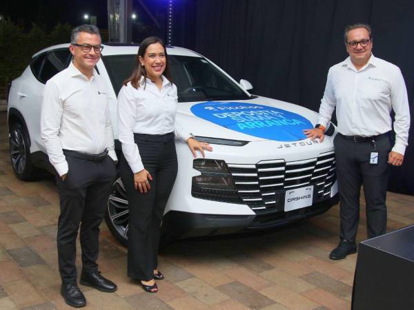 Ejecutivos de Ficohsa presentes en el lanzamiento de la promoción “Deposita, Suma y Arranca”.