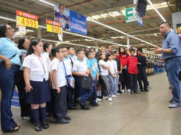 Los niños de los Clubes Ecológicos de las cinco escuelas participantes visitaron las instalaciones DE Walmart ubicadas a la altura del anillo periférico.