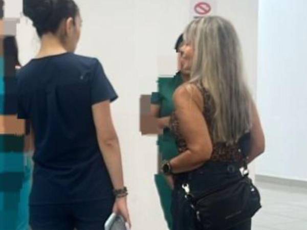 Documentos y exempleados identifican a la colombiana Cruz Helena Otalvaro Restrepo como la propietaria de Nueva Med. En la fotografía, durante una visita a la clínica.