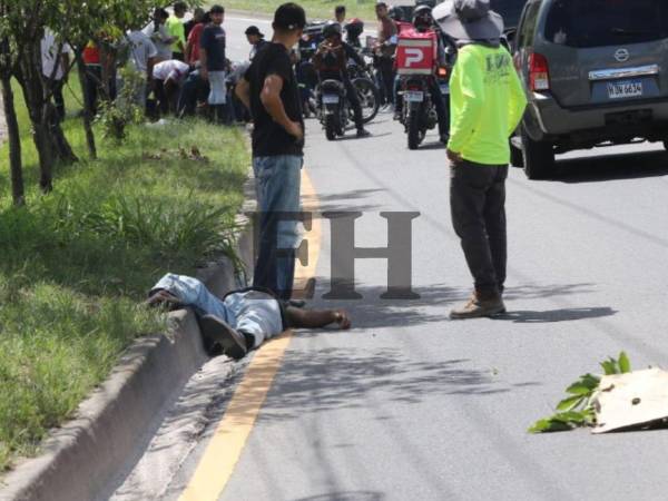 El accidente ocasionó la muerte de una persona que conducía una motocicleta, él iba con una mujer.