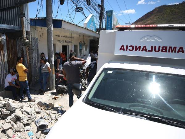 El cuerpo de Javier permaneció dentro de la ambulancia del 911, mientras llegaba el personal de Medicina Forense.