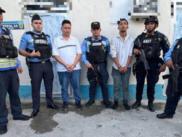Elementos de la Policía Nacional capturaron a Bayron Martínez, derecha, supuesto jefe de la banda, y Brayan Morales. La banda tenía centradas sus acciones en Yoro, pero ahora opera en Santa Bárbara, Copán y Ocotepeque.