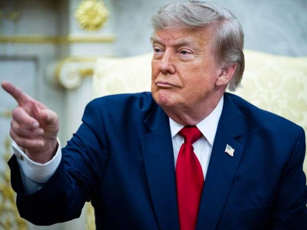 Donald Trump firma nueva orden que impone un arancel del 50 % a las importaciones de Canadá.