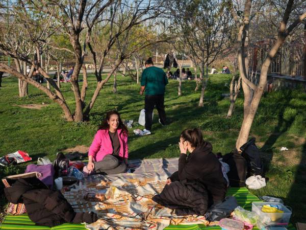 Un grupo de amigos celebran un picnic en el parque Pardisan de Teherán. Los pobladores buscan vivir con normalidad mientras otras zonas de Irán están devastadas por los ataques de Estados Unidos e Israel. Ese país mantiene una ofensiva y se niega a acabar con la guerra.
