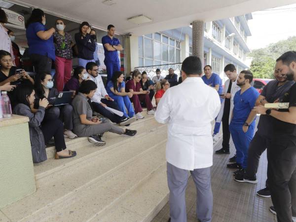 Los médicos no están laborando por la falta de pagos, solo se atiendan las áreas críticas.