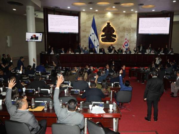 En todas las sesiones se ha tenido la presencia de los 128 diputados.