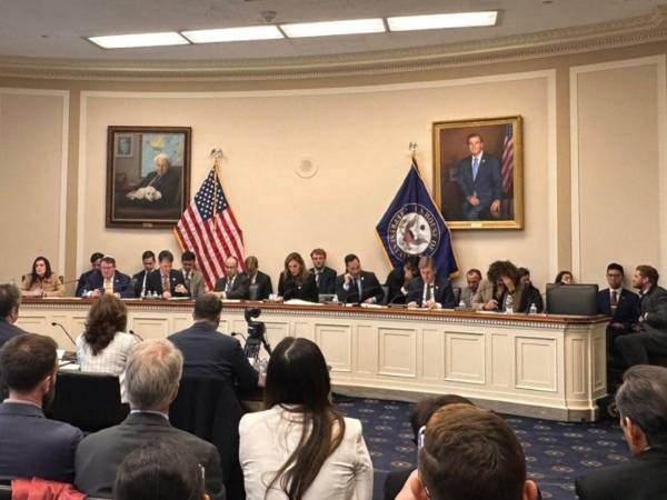 En la audiencia participaron congresistas demócratas y republicanos.
