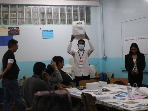 Personal del CNE realizará voto por voto el recuento de las actas con inconsistencias en el Centro Logístico Electoral.