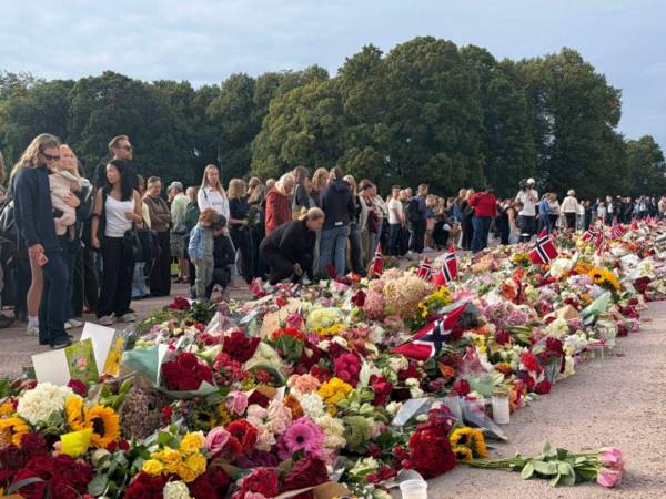 Noruega inició este viernes los homenajes por la muerte del rey Harald V con banderas a media asta, repique de campanas y una salva de 21 disparos en honor al monarca.
