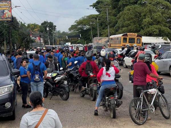 Transportistas mantienen bloqueadas varias carreteras de la zona oriental de Honduras en protesta por el alto costo de los combustibles.