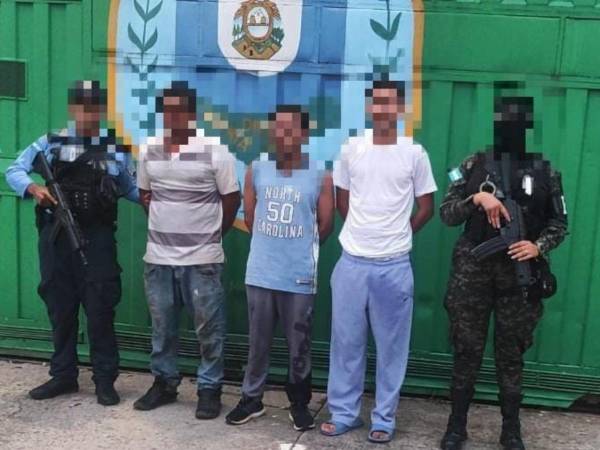 Los sujetos fueron capturados por la Policía Nacional y elementos de las Fuerzas Armadas de Honduras.