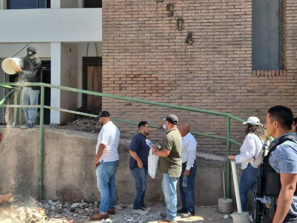 Momento en que las cuatro personas aguardaban afuera de los tribunales solo minutos antes de ser detenidos.