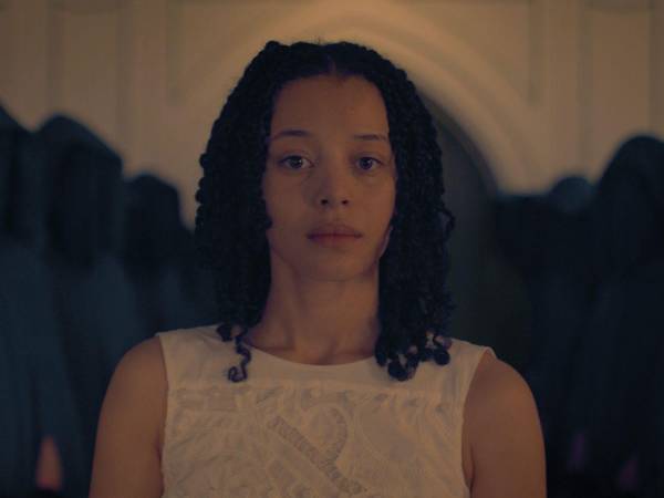 La sinopsis oficial de la serie la describe como una dramática historia de transición a la adultez ambientada en el país imaginario de Gilead.