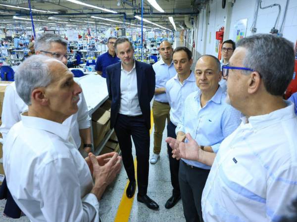 El presidente de la República, Nasry Asfura Zablah, realizó un recorrido por la Zona Industrial de Procesamiento (ZIP), El Porvenir, donde se elaboran productos manufacturados.