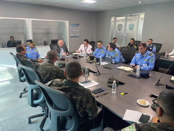 Las autoridades de seguridad encabezadas por el ministro Gerzon Velásquez, se reunieron para fortalecer la planificación operativa y enfrentar la criminalidad organizada en el territorio nacional.