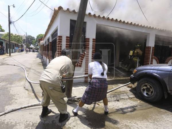 Con el uniforme puesto y dominada por la angustia, una menor llegó desde el colegio hasta la colonia Montefresco y, al ver que las llamas consumían la vivienda de su familia, decidió integrarse a las labores de emergencia jalando mangueras junto al Cuerpo de Bomberos en un intento desesperado por salvar el hogar de su abuelo. Aquí las imágenes de la conmovedora y valiente acción.