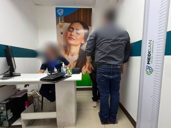Periodistas se infiltraron para conocer cómo operaba Medisan. Los supuestos especialistas en San Pedro Sula le detectaron supuestas enfermedades al equipo en minutos.