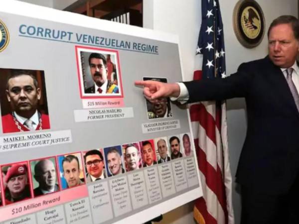 Luego de que el Gobierno de EE.UU. designara al Cartel de los Soles como organización terrorista extranjera (FTO), el Departamento de Justicia estadounidense dio un giro en el plano judicial al rebajar esa figura a un sistema de clientelismo y eliminar al presidente de Venezuela, Nicolás Maduro, como líder de ese grupo narcotraficante.