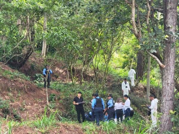 Las autoridades reconocieron y levantaron el cuerpo del joven asesinado a inmediaciones del desvío a Santa Lucía, Francisco Morazán.
