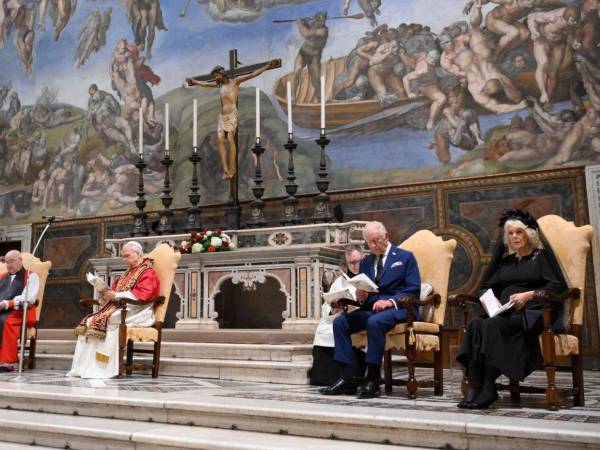 La ceremonia empezó con la lectura de un texto de san Ambrosio de Milán en latín y que los monarcas siguieron con la traducción de John Henry Newman.