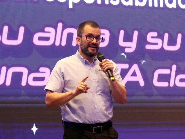 Fernando Obregón, gerente general de Santillana en Honduras, presentó la nueva propuesta de enseñanza- aprendizaje.